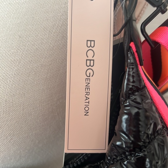 BCBG puffy hobo bag with the guitars trap and a chain - Picture 3 of 7